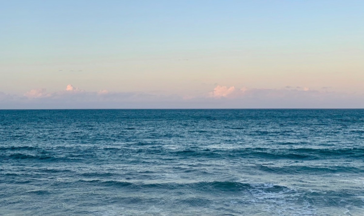Horizonte sobre o mar em um dia claro